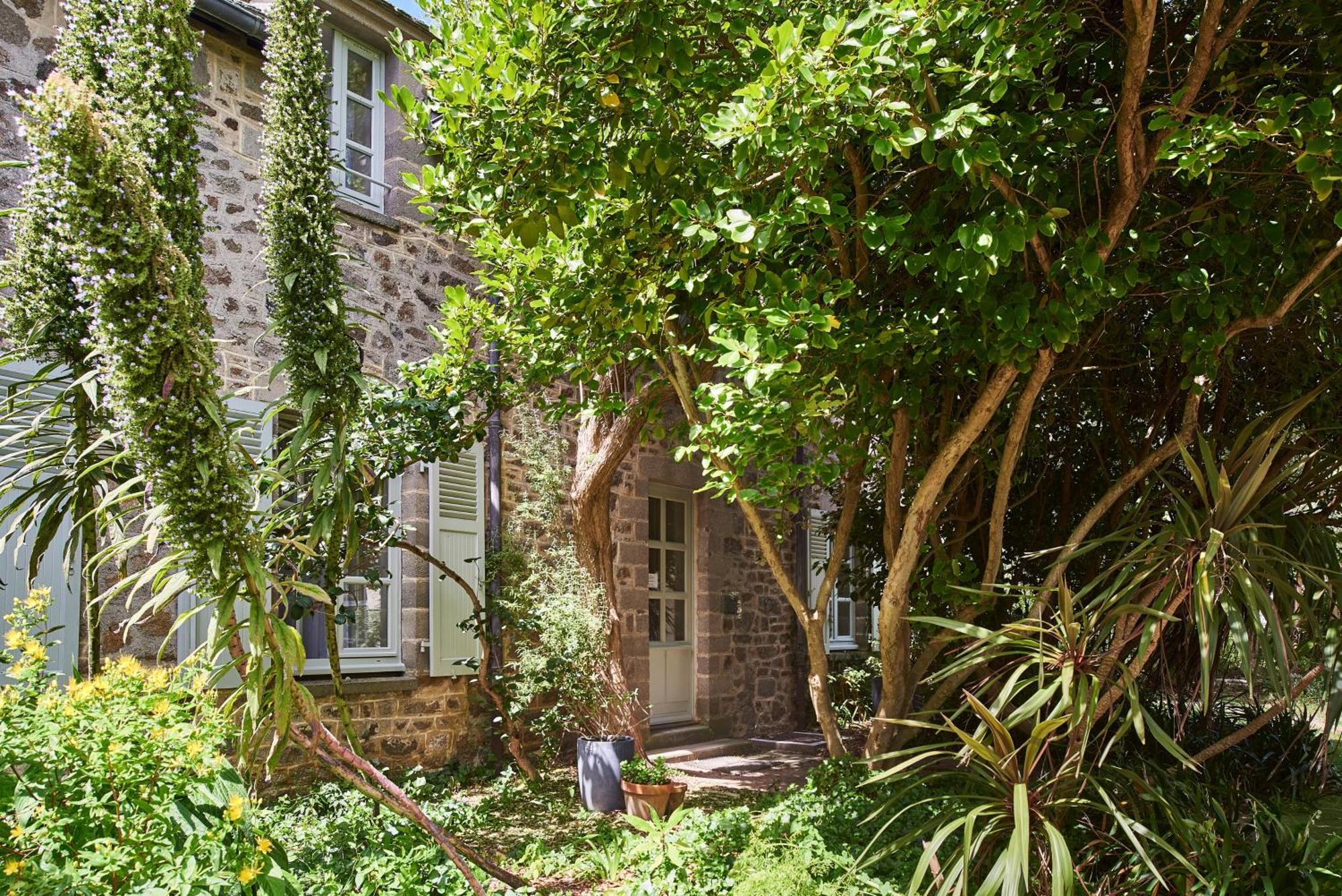 Hotel Les Maisons De Tatihou, The Originals Relais Saint-Vaast-la-Hougue Exterior foto